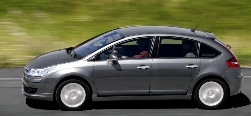 Even the hatchback version (destined to families, mainly) has a dynamic profile